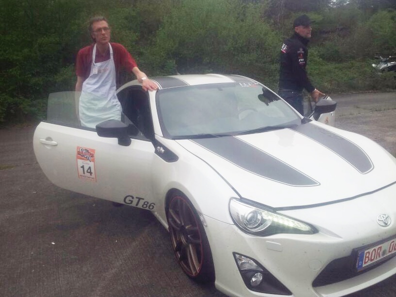 Von meinen Lieben vom Grill weggezogen, habe ich mir mal das Fahrgefühl in einem Toyota GT86 mit Kochschürze angetan.
Bei meinem straffen Po hatte ich keine Probleme mit den Schalensitzen aber als 201cm-Riese müsste man das Fahrzeug mit den Knieen lenken.
Diese Baureihe hat ein unglaubliches Beschleunigungsverhalten, lag zwar nicht ruhig aber dank des kompetenten und sehr netten Piloten sicher in der Straßenspur.
Mein onboard-Smartphone-Mitschnitt ist hier jedenfalls nichts geworden. Bei dem Geruckel kann man kaum ein Handy ruhig halten.
Summa summarum hat mir diese Fahrt sehr gefallen.
20140427192458-0c004ad1.jpg