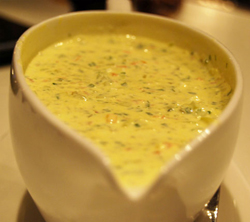 Hier einmal ein Rezept für eine Sauce, die sehr gut zu Fischgerichten passt.
Die Remoulade reicht etwa für zwei oder drei Personen und ist ohne Kühlvorgang in 15 Minuten zubereitet.
- Zutaten für die Remoulade:
120g Mayonaise
1/2 Teelöffel Senf
1/2 Zitrone
5 Teelöffel Zucker
1 Prise Salz, Pfeffer, Curry
1 Esslöffel Petersilie
1 Esslöffel Dill
1 Esslöffel Schnittlauch
190g Mixed Pickles ( gewürfelte Gurkenstückchen geht auch!)
2 Teelöffel Kapern
1 Zwiebel
- Zubereitung der Remoulade:
Die Mayonaise mit wenig Senf und Saft und einer halben Zitrone verrühren. Mit einer Prise Zucker, Pfeffer, Salz und Curry würzen.
Petersilie, Dill und Schnittlauch feinhacken und unter die "Dänische Remoulade" rühren. "Mixed Pickles" aus dem Glas gut abtropfen lassen und zusammen mit Kapern fein zerhacken. Zwiebel sehr fein würfeln und zusammen mit dem Gemüse unter die Dänische Remoulade rühren.
Zugedeckt hält sich die "Dänische Remoulade" ca. 2-3 Tage im Kühlschrank.
daenremo.psd.jpg