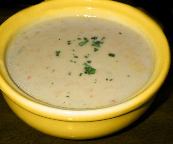 Die Käsesuppe lässt sich gerade für viele Gäste sehr unkompliziert zubereiten.Am besten reicht man noch selbstgebackenes Weißbrot dazu.Die Mengenangaben sollten für vier Personen reichen, denn Käsesuppe ist sehr sättigend.
- Zutaten für die Käsesuppe:
1200g Gehacktes
4 Stangen Porree
3 Gemüsezwiebeln
1 Bund Zwiebellauch
3 Becher Sahne
2 bis 3 Packungen Schmelzkäsezubereitung
1/2 Packung Klare Fleischbrühe
1 Prise Salz und Pfeffer
- Zubereitung der Käsesuppe:
Alles klein schneiden und würzen.
Dann circa 1 Stunde köcheln lassen. Danach 3 Becher Sahne und 2 Packungen Schmelzkäsezubereitung hinzufügen.
Zum Schluß das Ganze noch einmal etwa eine viertel Stunde kochen.
cheesesoup.jpg