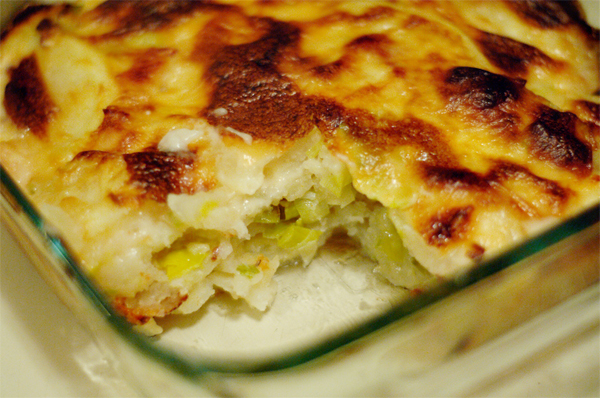 Einer meiner Lieblinge im Bereich der Gratins. Das Gericht ist nicht aufwendig zuzubereiten (ca. 60 min) und reicht für zwei bis drei Personen.
- Zutaten für das Porree-Schinken-Gratin:
2-3 Stangen Porree
4 Kartoffeln
2 EL Sahne
1 EL Mascarpone
30g geriebener Käse (z.B. Gouda)
Salz
Pfeffer
1 TL Mehl
1/2 TL Paprikapulver
1 Prise Cayennepfeffer
20g Butter
100g magerer gekochter Schinken
1/2 Bund Petersilie
- Zubereitung des Porree-Schinken-Gratins:
1. Vom Porree das dunkle Grün und den Wurzelansatz entfernen, Stangen einschneiden und sorgfältig waschen. Den festen weißen Teil alle 2cm schräg einschneiden. Den Porree in kochendes Salzwasser geben und je nach Dicke ca. 10-15 min garen. Danach die Kartoffeln schälen, in Scheiben schneiden und im Porreewasser ca. 10 Minuten mitkochen.
2. Für die Käsesoße Sahne mit Mascarpone in einen Topf geben und verrühren. Den geriebenen Käse dazugeben und bei geringer Hitze unter Rühren schmelzen lassen. Die Soße mit Salz und Pfeffer würzen und abschmecken. Die Soße beiseite stellen und dann die Petersilie klein hacken und den Backofen auf 200 Grad vorheizen.
3. Mehl, Paprika und Cayennepfeffer mischen, in ein feines Sieb geben und die abgetropften Porreestangen damit bestäuben. Die Butter in einer Pfanne erhitzen und den Porree darin rundherum goldgelb braten. Hiernach eine passende Gratinform mit weicher Butter einfetten und die Kartoffelscheiben auf den Boden der Form verteilen.
4. Die Porreestangen aus der Pfanne in die Form auf die Kartoffeln legen und den gekochten Schinken in ca. 2 cm breite Streifen schneiden. Die Streifen werden über die Porreestangen gelegt. Hierüber wird die Käsesoße verteilt. Hiernach wird die Form in den Ofen geschoben und der Porree ca. 2o Minuten überbacken. Zum Schluß wird die gehackte Petersilie über das fertige Gratin gestreut.
porreegratin.jpg