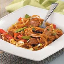 Die chinesische Küche ist sehr schmackhaft und gesund. Man braucht für dieses Gericht nicht unbedingt einen Wok so wie ich ihn verwende; es reicht auch eine Bratpfanne, die große Hitze entwickeln kann, so daß die Bestandteile des Gerichts noch Biss behalten.
- Zutaten für das chinesische Schweinefilet:
6 EL süße Sojasauce
8 EL Fischsauce
1/8 Liter Brühe
1 Limone
Knoblauch
1/2 Chilischote
300g Schweinefilet
150g Sojabohnen
100g Karotten
2 rote Paprika
2 gr?ne Paprika
3 EL Erdnußöl
Chinesisches Fertiggewürz oder (sog. Fünf-Gewürz )
- Zubereitung des Schweinefilet chinesisch:
Schweinefilet chinesisch wird im Wok zubereitet.
Aus süßer Sojasauce, Fischsauce und Brühe eine Marinade rühren. Saft einer ausgepressten Limone zufügen.
Mit feingehacktem Knoblauch würzen.
Chilischote halbieren, weiße Kerne entfernen und Chilischote in sehr feine Würfel schneiden. Chilischote in die Marinade geben.
Schweinefilet in dünne Scheiben schneiden und etwas in der Marinade ziehen lassen.
Inzwischen Sojabohnen aus dem Glas in ein Sieb gießen. Mit fließend Wasser abspülen und gut trocknen lassen.
Karotten schälen und in feine Stifte raspeln.
Paprikas halbieren, weiße Häute und Kerne entfernen. Paprikas in Streifen schneiden.
Im Wok Erdnußöl erhitzen. Karotten und Paprikas darin unter Rühren ca. 5 Minuten andünsten. Gemüse an den Rand schieben.
Schweinefilet aus der Marinade nehmen, portionsweise im Öl anbraten und an den Rand schieben.
Marinade vom Fleisch in den Wok gießen. Sojabohnen zufügen und mit dem Gemüse und Schweinfilet mischen.
Mit chinesischem Fünf-Gewürz würzen.
Dazu Basmati Reis reichen.
oriental-pork-with-noodles.jpeg