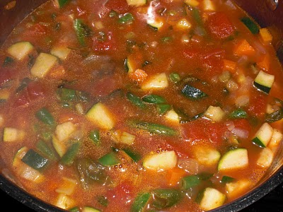 Dieser Klassiker aus der italienischen Küche ist einfach ein Traum. Wenn man den Rotwein weglässt, so ist er auch etwas für Kinder.
- Zutaten für die italienische Minestrone:
3 Knoblauchzehen
3 große Zwiebeln
2 Stangen Staudensellerie
2 große Karotten
2 bis 3 große Kartoffeln
100g grüne Bohnen
100g Zucchini
60g Butter
50ml Olivenöl
60g durchwachsener Speck
500ml trockener Rotwein
1l Gemüsebrühe oder Hühnerbrühe
100g gehackte Tomaten
2EL Tomatenmark
1 Bund Basilikum aus dem Kräutertopf
100g Parmesan - Rinde
1 Prise Salz und Pfeffer
85g Spaghetti, in kleine Stücke gebrochen
frisch geriebener Parmesan zum Servieren
- Zubereitung der Minestrone:
Den Knoblauch, die Zwiebeln, die Sellerie, die Karotten, die Kartoffeln, die Bohnen und die Zucchini klein schneiden undden Speck klein würfeln.
Die Butter und das Olivenöl in einem großen Topf erhitzen und den Speck 2 Minuten anbraten.
Den Knoblauch und die Zwiebeln hinzufügen und 2 Minuten anbraten.
Danach die Sellerie, die Karotten und die Kartoffeln unterrühren und weitere 2 Minuten mitbraten.
Daraufhin die Bohnen in den Topf geben und ebenfalls 2 Minuten braten.
Die Zucchini einrühren und weitere 2 Minuten braten.
Den Deckel auflegen und das Gemüse unter gelegentlichem Rühren 15 Minuten garen.
Die Brühe, die Tomaten, das Tomatenmark, den Basilikum und die Käserinde wie auch den Rotwein dazugeben und abschmecken.
Das Ganze aufkochen und die Temperatur reduzieren und ca. 1 Stunde leise köcheln.
Die Käserinde wird schließlich entfernt.
Die Spaghettistücke in den Topf geben und 10 Minuten kochen.
In großen, vorgewärmten Suppentellern mit geriebenem Parmesan bestreut servieren.
Dazu passt ein köstliches Ciabatta. Ein Rezept dazu habe ich ebenfalls.
minestrone.JPG