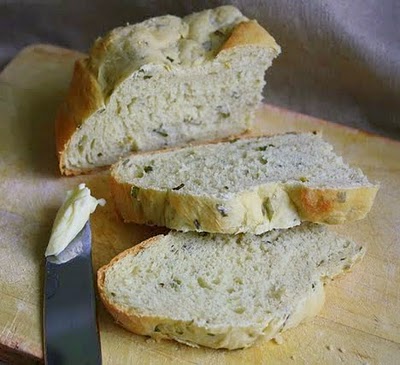 Ein sehr leckeres Brot, was man nicht beim Bäcker bekommt. Dieses Kartoffelbrot ist sehr würzig und schmeckt
hervorragend zu deftigen Speisen insbesondere auch zu Schafskäse und Oliven.
- Zutaten für das Kartoffelbrot:
500g Kartoffeln
125ml Milch
350g Weizenmehl
1 Ei
1 Esslöffel Olivenöl
1 Teelöffel Salz
1,5 Teelöffel Zucker
1 Würfel Frischhefe
100g durchwachsener Speck
1 Zwiebel
1 Bund Schnittlauch
- Zubereitung des Kartoffelbrotes:
Rohe, geschälte Kartoffeln fein reiben, auf ein Küchentuch geben, damit eindrehen und gut über der Spüle auspressen.
Danach die lauwarme Milch in die Kartoffelmasse rühren.
Anschließend Mehl, Ei, Olivenöl, Salz, Zucker sowie die zerbröckelte Hefe dazugeben. Alles zu einem glatten Teig verkneten und solange kneten bis er sich von der Schüssel löst.
Den Teig mit einem Geschirrtuch abdecken und ca. 30 Minuten gehen lassen.
Dann Speck und Zwiebeln würfeln, den Schnittlauch in Röllchen schneiden und alles unter den gegangenen Teig kneten.
Den Teig in eine gefettete Kastenform geben und nochmals zugedeckt ca. 30 Minuten gehen lassen.
Im Backofen bei 200 Grad Celsius ca. 45 Minuten backen.
IMG_1818jm.jpg