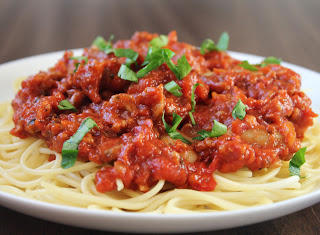Diese Sauce zu Spaghettigerichten ist sehr schnell gemacht und sehr schmackhaft.
- Zutaten für die Spaghettisauce:
1 kleine Gemüsezwiebel
2 Knoblauchzehen
1 Bund Suppengrün
1 Zweig Rosmarin
3 Esslöffel Olivenöl
200ml Gemüsebrühe
100ml Rotwein
500g Passierte Tomaten
1 Prise Pfeffer und Salz
2 Teelöffel Zucker (evtl. mehr)
400g Spaghetti
1/2 Bund Basilikum
100g Parmesan (im Stück)
- Zubereitung der Spaghettisauce:
Es ist wichtig, daß das Gemüse beim Garen schön saftig bleibt und trocken wird. Dann schmiegt es sich besser um die Nudeln. Gemüsezwiebel und Knoblauch pellen, Suppengrün putzen und waschen, alles fein würfeln, Rosmarinnadeln fein hacken.
Ölivenöl in einem breiten, flachen Topf erhitzenund alle vorbereiteten Zutaten darin 4 bis 5 Minuten unter Rühren andünsten, Brühe zugiessen und 4 bis 5 Minuten offen kochen lassen. Rotwein und Tomaten zugeben. Gemüsesauce mit Salz, Pfeffer und Zucker würzen und offen 8 bis 10 Minuten einkochen lassen.
Gleichzeitig Spaghetti in kochendem Salzwasser nach Packungsanweisung garen. Basilikumblätter in Streifen schneiden. Käse reiben.
Die Gemüsesauce eventuell nachwürzen und das Basilikum unterrühren. Die Nudeln abgiessen, gut abtropfen lassen und mit der Gemüsesauce und dem Käse servieren.
Ein Rezept für selbstgemachte Nudeln hierzu
001 spaghetti sauce for blog.jpg