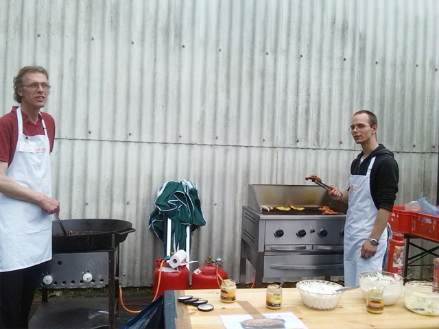 Irgendwie ist man als jemand, der lange ehrenamtlich für die Tafeln arbeitet und die Abläufe sehr genau kennt, quasi "Mädchen für alles".
Zeit für meine Lieblingsbeschäftigung, dem Grillen.
20140427192454-0bf12142.jpg