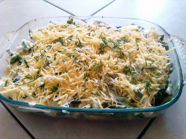 Warum den Spargel nicht einmal anders verwerten und der Sauce Hollandaise ein gottbefohlen wünschen?
Hier einmal eine Idee für einen Auflauf mit den etwas würzigeren grünen Spargel.
- Zutaten für den Spargelauflauf:
500g Hackfleisch
2 Frühlingszwiebeln
1/2 Blumenkohl
500g grüner Spargel
5-6 Kartoffeln
1 Becher Sahne
1 Ei
Salz Pfeffer, geschnittener Knoblauch und Muskat
eine Hand voll Schnittlauch und Thymian
ca. 300g geriebenen Emmentaler Käse
- Zubereitung des Spargelauflaufs:
Das Fleisch krümelig anbraten, würzen. Den Spargel in kleine Stücke schneiden und dazugeben. Ein paar Minuten später die in Ringe geschnittenen Frühlingszwiebeln mitschmoren. Die Kartoffeln und den Blumenkohl vorher gar kochen. Alles in die Form füllen. Die Sahne mit dem Ei und dem Muskat verrühren und über den Auflauf gießen. Mit den Käse bestreuen und ab in den Ofen bei 180 Grad ca 30 Minuten backen.
spargelauflauf.jpg